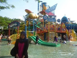 Serunya Main Air & Menantang Adrenalin di Waterbom Jakarta