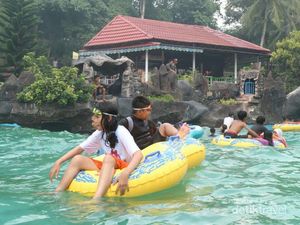 Serunya Main Ombak di Kolam Waterpark Purbalingga