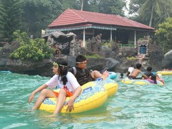 Serunya Main Ombak di Kolam Waterpark Purbalingga