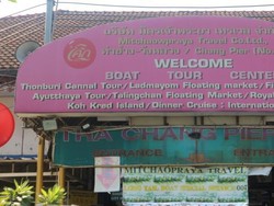 Serunya Memberi Makan Ikan Patin di Sungai Thailand