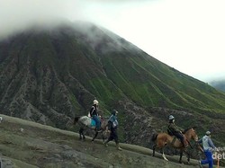 Serunya Mendaki Gunung Bromo di Akhir Pekan