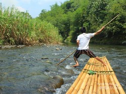 Serunya Menjelajah Kampung Suku Dayak Naik Rakit Bambu
