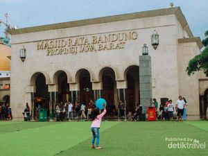 Serunya Menunggu Berbuka Puasa di Pusat Kota Bandung