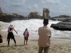 Si Ganas yang Cantik Pantai Klayar