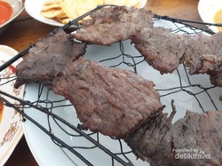 Siang-siang, Enaknya Wisata Kuliner Dendeng Batokok di Jambi