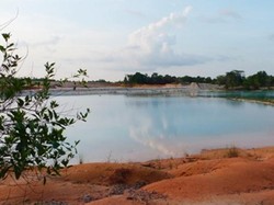 Siapa Sangka, Bintan Punya Danau Sebiru Ini!