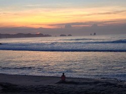 Siapa Sangka, Pantai Goa Cina di Malang Punya Sunrise Secantik Ini