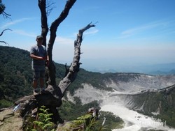 Sisi Lain Tangkuban Perahu dari Kawah Upas