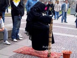 Sosok Hitam Misterius Melayang di Stuttgart