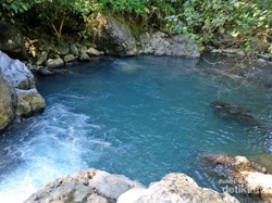 Sst, Wisata Beda ke Sungai Sebening Kristal di Padang