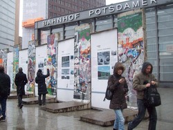 Starbucks Pun Ditabrak Tembok Berlin