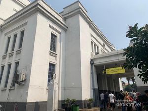 Stasiun Tanjung Priok yang Megah & Terjaga Keasliannya
