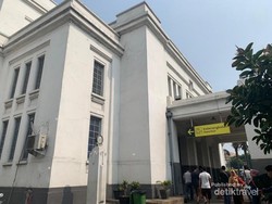 Stasiun Tanjung Priok yang Megah & Terjaga Keasliannya