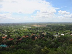 Stupa Peninggalan Buddha di Bekas Ibu Kota Kamboja