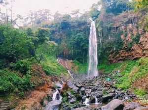 Suasana di Air Terjun Grojogan Sewu yang Menyejukkan