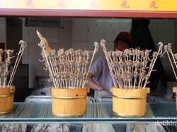 Suka Kuliner Ekstrem? Coba Icip Sate Kalajengking!