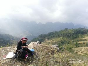 Suku Pedalaman yang Menjahit di Luar Ruangan