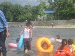 Sungai di Aceh Ini Jadi Tempat Rekreasi Sekaligus Cuci Truk