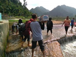 Sungai Sejernih Kaca di Sumatera Barat
