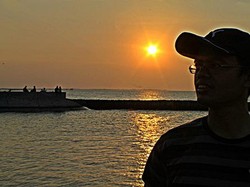 Sunset dan Hilir Mudik Pesawat di Pantai Marun Semarang