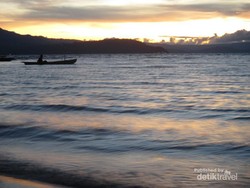 Sunset di Laut? Bukan, Ini di Danau Toba