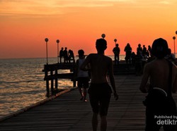 Sunset Memesona di Pantai Akkarena, Makassar