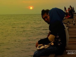 Sunset Romantis di Pantai Akkarena Makassar