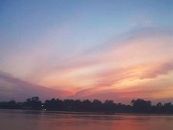 Sunset yang Indah di Pinggir Sungai Kapuas