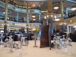 Surprise! Pelayan Kapal Pesiar Membuat Kejutan