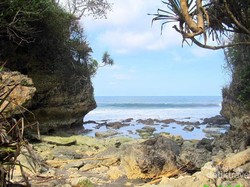 Syahdunya Pemandangan Pantai Batu Karas dari Atas Bukit