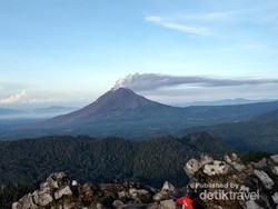 Syahdunya Puncak Gunung Sibayak