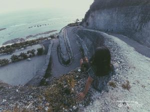 Syahdunya Sore di Pantai Melasti Bali