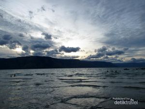 Syahdunya Sore di Pantai Pasir Putih Parbaba
