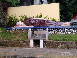 Tahu Nggak Ada Patung Buddha Tidur di Semarang?