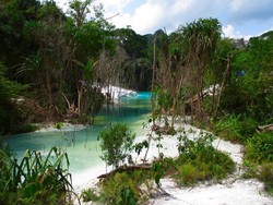 Tak Cuma di Ciwidey, Kawah Putih Juga Ada di Sumatera Utara