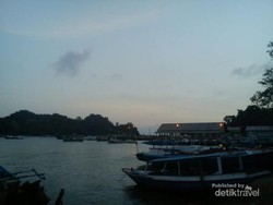 Tak Perlu ke Pulau Sempu, Pantai Sendang Biru Juga Cantik