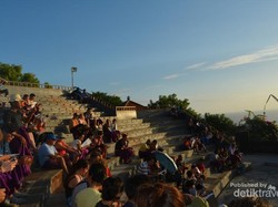 Tari Kecak dan Sunset di Uluwatu Memang Memukau