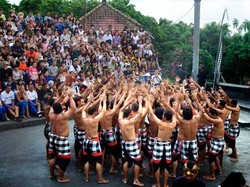Tari Kecak dan Sunset yang Khas Bali di Uluwatu