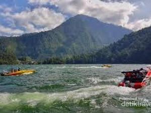 Telaga Sarangan, Telaga Menawan di Kaki Gunung Lawu