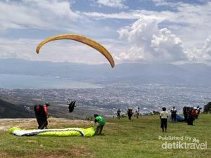 Tempat Main Paralayang Terbaik Sedunia Ada di Indonesia