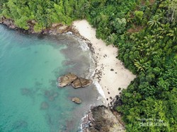 Tengok Indahnya Pantai Karanggongso Trenggalek