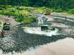 Terabas Trek Offroad Gunung Merapi Pakai Mobil Lawas