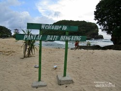 Terpesona Gugusan Karang Pantai Batu Bengkung Malang