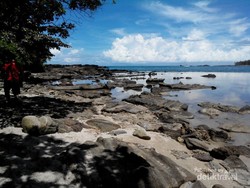 Terpesona Indahnya Pantai Karang Taraje di Sawarna