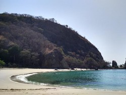 Terpesona Pantai Koka nan Eksotis di Maumere