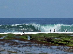 Terpukau Panorama Pantai Sayang Heulang, Garut