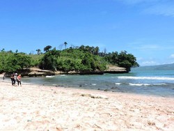 Terpukau Pasir Putih di Pantai Coro, Tulungagung