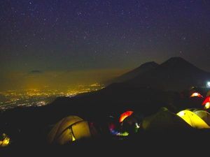 Tidur Dengan Hamparan Bintang di Gunung Prau