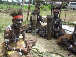 Topeng Mbiikao Bikin Merinding Disko!