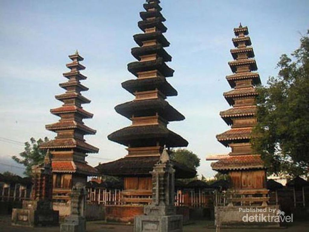 Tradisi Perang Ketupat Saat Lebaran di Lombok Tradisi Perang Ketupat Saat Lebaran di Lombok
